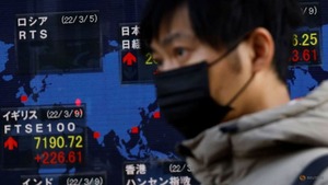 Stocks wobble on Walmart warning, looming Fed hike